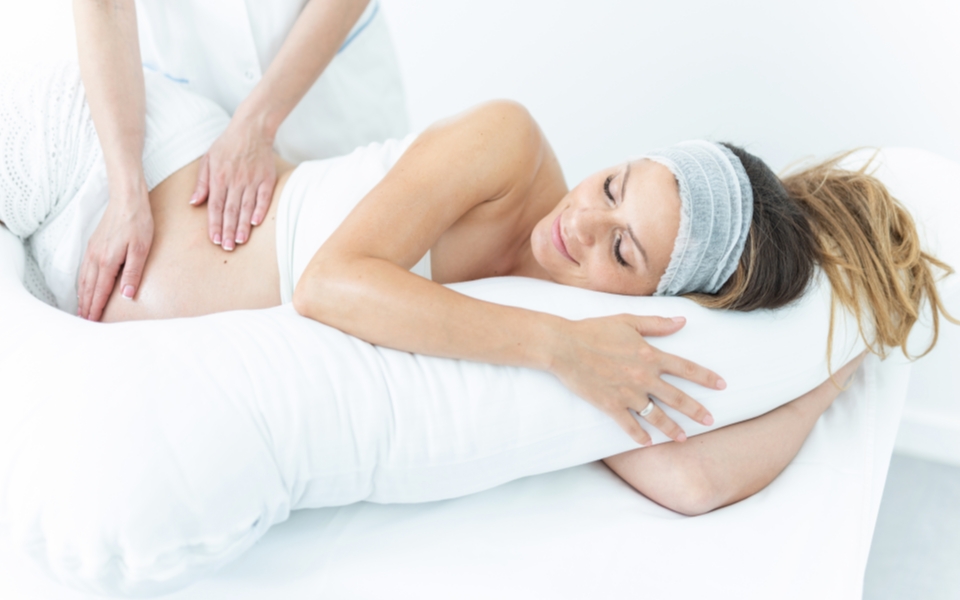Zwangere vrouw ontvangt zachte zijligging massage